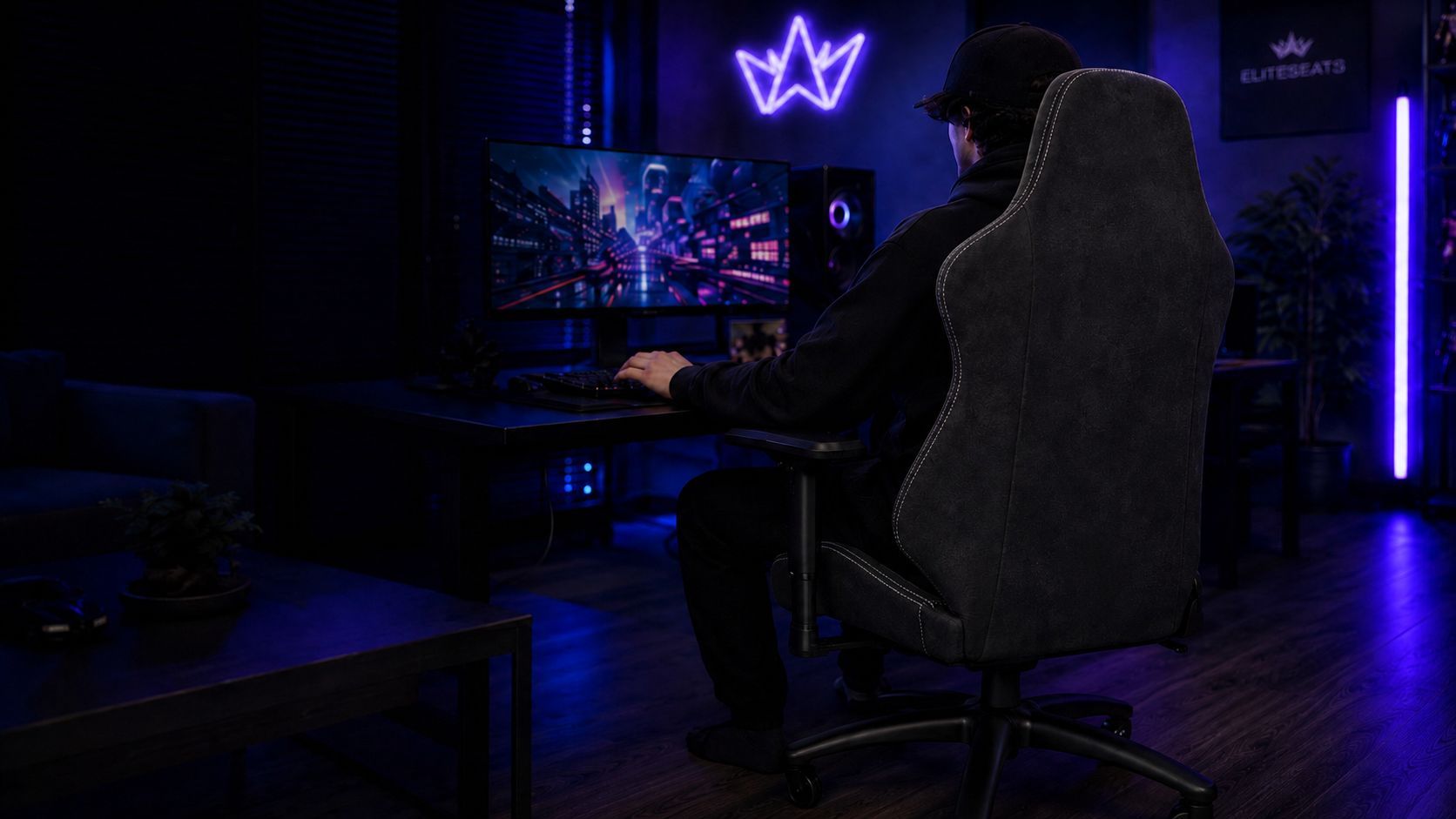 ELITESEATS Gaming-Setup mit ergonomischem Gaming-Stuhl und Neon-Logo